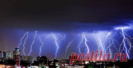 Кадры бушующего неба, снятые в разных частях света: торнадо, смерчи, бури. Пугающая, непокорная, но от этого не менее красивая стихия