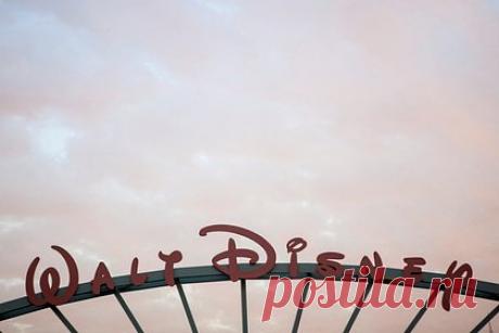 Disney подала иск к губернатору Флориды Рону Десантису. Walt Disney подала иск в суд к губернатору Флориды Рону Десантису. Десантиса обвиняют в том, что он пытается «превратить свою власть в оружие» против Disney и нарушает Первую поправку к Конституции США. Отмечается, что губернатором была организована кампания, которая направлена против ее бизнеса во Флориде.