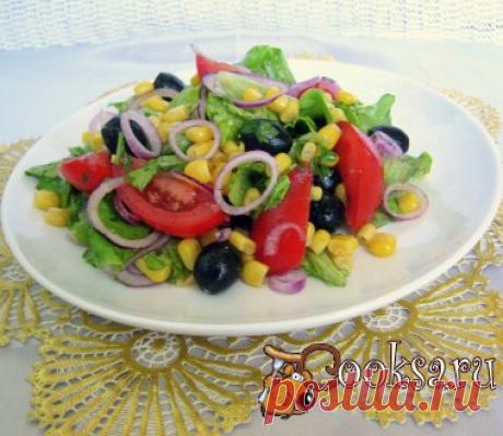 Критский салат Этот вкусный, яркий салат украсит любой стол! Готовить его быстро и просто, попробуйте! Помидоры ( крепкие мелкоплодные, идеально черри) — 200 г; Кукуруза консервированная — 285 г; Маслины (без косточки) — 115 г; Лук красный — 30 г; Петрушка — 5-7 г; Салат листовой — 100 г; Масло оливковое — 3 ст.л.; Лимонный сок — 1 ст.л.; Базилик (сушеный; щепотка) ; Перец черный (мельница; по вкусу) ; Соль (по вкусу) ;