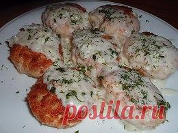 КУРИНЫЕ КОТЛЕТКИ С ЛУКОВЫМ СОУСОМ

Ингредиенты:

- куриное филе 600 г.
- 1 луковица
- сухари панировочные
- 1 яйцо
- соль, перец

Соус:

- 2 луковицы
- 1-2 зубчик чеснока
- мука 1 ст.л. с горкой
- 1,5...