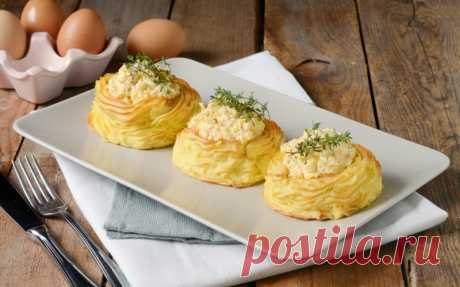 Картофельные гнезда с начинкой из яиц.
Отличный рецепт с двумя основными компонентами. Вкусная красивая закуски из картофеля, сыра и яиц в оригинальной подаче. Картофельные «гнезда» отлично подойдут и на завтрак.