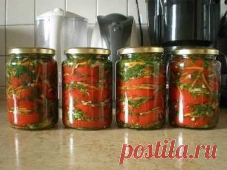 Такой вкусноты из перчика вы еще не ели. Рецепт проще "пареной репы"
ЖАРЕНЫЙ ПЕРЕЦ В МАРИНАДЕ. 
Перец очищаем от семян, я разрезала перец пополам, обжариваю перец слегка с двух сторон, выкладываю в чашку, пока остывает делаю заправку: чеснок соломкой, укроп, петрушка, морковь на корейской тёрке, перемешиваю и заправка готова.
В стерильные банки укладываю слоями перец, заправку и т.д. пока не закончится банка, в чашке от перца осталось масло, я его распределила по банкам.
Д...