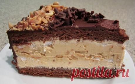 Самый лучший рецепт воздушного торта «Сникерс», который обязательно нужно сохранить в копилку! Рецептов торта «Сникерс» в сети можно найти множество, но этот самый классный! Проверено!
Готовится легко и быстро, а получается ну очень вкусным!

Основные ингредиенты:

 	Мука – 2 стакана
 	Сметана – 2 стакана
 	Сахар – 1.5 стакана
 	Яйца – 7 штук
 	Разрыхлитель
 	Вареная сгущенка – 1 ба