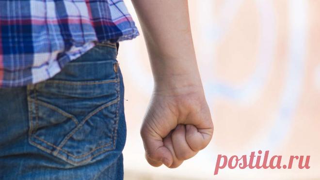 Подростки отобрали у ребенка сумку и похитили деньги после встречи в "Бургер Кинге". В Петербурге пятеро подростков ограбили 13-летнего шестиклассника после встречи в "Бургер Кинге". Об этом сообщает телеканал 78.ru. По информации телеканала, инцидент произошел 29 апреля в Василеостровском районе. Там в ...