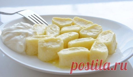 ТОП-10 САМЫХ ВКУСНЫХ РЕЦЕПТОВ ДОМАШНИХ ВАРЕНИКОВ   

Классические, сытные, сладкие и даже ленивые — и все эти вареники получатся с первого раза! 

1. Вареники с вишней 

Ингредиенты: 

Для теста: 
Мука — 350 г 
Картофельный крахмал — 1 ст. л. 
Яйца — 1 шт. 
Вода — 300 мл 
Соль — 1 щепотка 

Для начинки: 
Замороженная вишня — 1 кг 
Сахар — 300 г 
Ванилин — 2 г 
Корица — 3 г 

Приготовление:

1. Замесить крутое эластичное тесто, сформировать шар, обернуть пищевой пленкой и о...