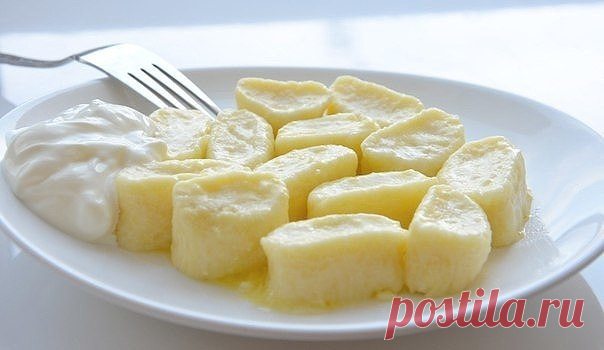 ТОП-10 САМЫХ ВКУСНЫХ РЕЦЕПТОВ ДОМАШНИХ ВАРЕНИКОВ   

Классические, сытные, сладкие и даже ленивые — и все эти вареники получатся с первого раза! 

1. Вареники с вишней 

Ингредиенты: 

Для теста: 
Мука — 350 г 
Картофельный крахмал — 1 ст. л. 
Яйца — 1 шт. 
Вода — 300 мл 
Соль — 1 щепотка 

Для начинки: 
Замороженная вишня — 1 кг 
Сахар — 300 г 
Ванилин — 2 г 
Корица — 3 г 

Приготовление:

1. Замесить крутое эластичное тесто, сформировать шар, обернуть пищевой пленкой и о...