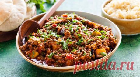 Турецкая мусака с баклажанами и помидорами - ПУТЕШЕСТВУЙ ПО САЙТУ. Наверняка вы пробовали, или по крайней мере слышали о греческой мусаке – многослойной запеканке из мяса и баклажанов. Но мало кто знает, что родина мусаки – Османская империя, оттуда блюдо попало в кухни Ближнего Востока, Греции и Балкан. Сегодня турецкая мусака представляет собой рагу из равных частей мясного фарша, баклажанов …