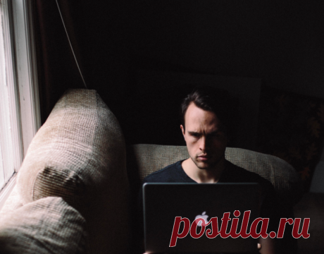 Как вести себя с коллегами: советы от редактора Esquire Как поступить, если рядом с кулером вы встретили коллегу, с которым ни разу не разговаривали? Как правильно общаться с руководством? Стоил ли избегать сотрудников, которые придерживаются других взглядов на жизнь? В книге «У них так принято» ( редактор журнала Esquire Росс Маккаммон отвечает на эти и многие другие вопросы начинающих карьеристов. Делимся некоторыми из этих ответов —