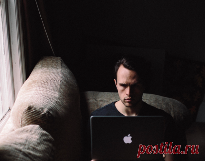 Как вести себя с коллегами: советы от редактора Esquire Как поступить, если рядом с кулером вы встретили коллегу, с которым ни разу не разговаривали? Как правильно общаться с руководством? Стоил ли избегать сотрудников, которые придерживаются других взглядов на жизнь? В книге «У них так принято» ( редактор журнала Esquire Росс Маккаммон отвечает на эти и многие другие вопросы начинающих карьеристов. Делимся некоторыми из этих ответов —