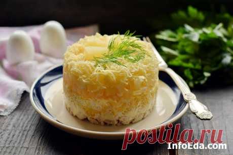 Салат с курицей, ананасом, сыром, яйцом слоями | InfoEda.com Пошаговый рецепт, как сделать сытный и вкусный экзотический слоёный салат с курицей, ананасами, сыром и яйцом – отличное решение для праздничного стола.