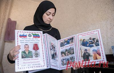 "Сила матерей". Как дагестанские женщины хранят память о погибших в СВО родных. Когда появились первые сводки о погибших в СВО дагестанцах, многие, в том числе и власти, старались помочь их близким. Создали фонд "Все вместе", на деньги мецената Керимова организовали поездку в хадж. Общественный деятель Сефижат Магомедрасулова решила объединить тех, кого связала потеря родных, привлекла волонтеров, готовых бесплатно оказать психологическую и юридическую помощь. Сообщество…