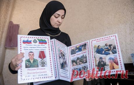 &quot;Сила матерей&quot;. Как дагестанские женщины хранят память о погибших в СВО родных. Когда появились первые сводки о погибших в СВО дагестанцах, многие, в том числе и власти, старались помочь их близким. Создали фонд &quot;Все вместе&quot;, на деньги мецената Керимова организовали поездку в хадж. Общественный деятель Сефижат Магомедрасулова решила объединить тех, кого связала потеря родных, привлекла волонтеров, готовых бесплатно оказать психологическую и юридическую помощь. Сообщество…