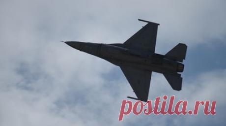 NYT: эксперты считают, что ВСУ должны справиться с наступлением даже без поставок F-16. Украинские войска не смогут провести общевойсковое наступление «в западном стиле» без поставок им авиации, считает эксперт Международного института стратегических исследований в Лондоне Дуглас Барри, слова которого приводит The New York Times. Вместе с этим ряд западных специалистов уверены, что ВСУ придётся идти в атаку, используя лишь пехоту, артиллерию и беспилотники. Читать далее