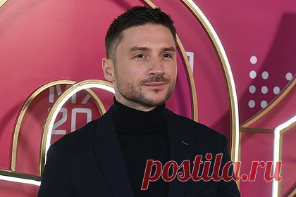Сергей Лазарев рассказал о нежелании видеть своих детей артистами. Российский певец Сергей Лазарев признался, что не хочет, чтобы его дети становились артистами. 40-летний исполнитель объяснил это тем, что из-за его популярности наследников будут связывать с его именем в музыкальной индустрии. «Не хочу, чтобы мои дети вечно ходили "в тени своего отца"», — резюмировал Лазарев.