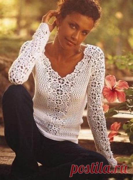 Блузка цветочными мотивами.