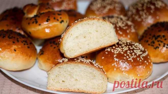 Домашние булочки на сыворотке. 

Домашний творог вкуснее магазинного, и экономия нешуточная, а если на сыворотке испечь булочки к завтраку, то польза и выгода к одном флаконе.

Итак. Сыворотка - 700 мл,
Дрожжи - 40 гр.
Сахар - 1 ст. ложка,
Соль - 1 чайная ложка,
Масло подсолнечное - 2 столовые ложки,
Мука- сколько возьмет тесто, около 4 стаканов.

А дальше дело совсем не хитрое, подогреть сыворотку, распустить дрожжи, все добавить по рецепту, замесить тесто. Включить духов...