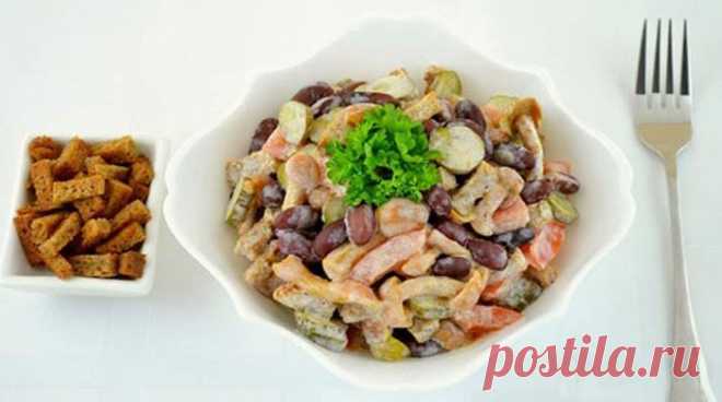 Салат с красной консервированной фасолью и сухариками Салаты с красной фасолью, сухариками, овощами, курицей, грибами, оливками, корейской морковью, варёной колбасой, маринованными огурцами. Вкусные и полезные!