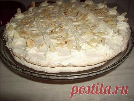 Торт из меренги с лимонным кремом /
Один из любимых тортов. В принципе приготовить его несложно и быстро: основное время – это время выпечки. 
Хрустящая меренга удачно дополнена кисловатым лимонным кремом. 
Вкусно! Угощайтесь!