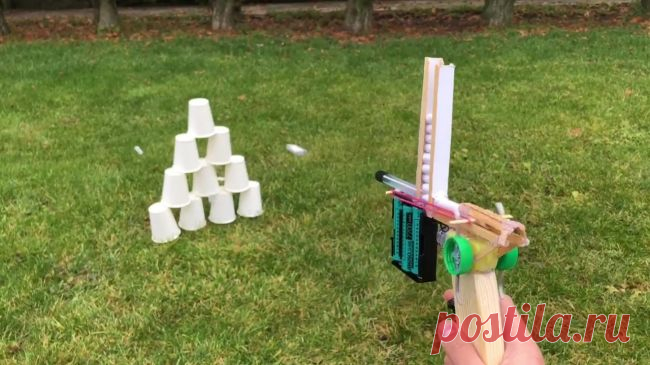 Как сделать скорострельный и самозарядный пистолет для офисных войн который стреляет бумагой!