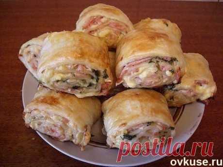 Рулетики из слоеного теста с колбасой и сыром - Простые рецепты Овкусе.ру