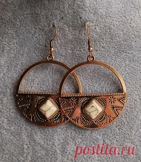 Большие круглые медные серьги в стиле бохо с белой бирюзой купить в интернет-магазине Ярмарка Мастеров по цене 230 ₽ – X7C0SRU, Серьги классические, Рошаль - доставка по России Большие круглые медные серьги в стиле бохо с белой бирюзой в наличии в интернет-магазине на Ярмарке Мастеров - 55769500. Серьги классические от Antiq-vintag. Размер: 3,9 см
Вес: 12 г. Материал: медь, белая бирюза (имитация), говлит. Гарантированная доставка по всей России. Отзывы реальных покупателей и фото