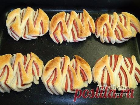 СЛОЙКИ С КОЛБАСОЙ