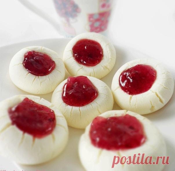 Нежное, тающее во рту печенье всего из 5 ингредиентов 
 получается вкусным, нежнейшим, мягким.
1 яичный желток;
125 гр. сливочного масла комнатной температуры;
200 гр. сгущённого молока;
350 гр. кукурузного крахмала (не заменять картофельным!);
2 ст. л. сахара.