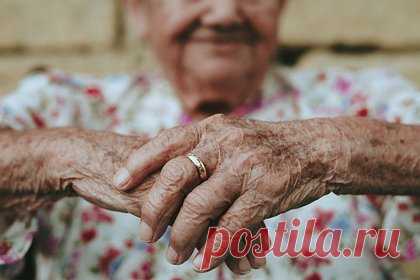 Не знающая причин своего долголетия 106-летняя женщина дала совет молодежи. Жительница США из штата Айова, которая отметит 107-й день рождения 12 февраля, дала совет молодым людям. Ида Странк из города Уильямсберг родилась в 1916 году и была одной из 11 детей семейства. С детства она много работала на ферме. Семья была не очень богатой, и долгие годы Странк было только два платя.