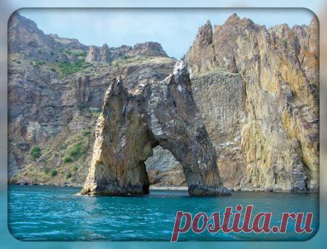 КАРА-ДАГ  «ЧЕРНАЯ ГОРА».
Карадаг является самым красивым участком не только Крымского, но и всего Черноморского побережья. Можно без преувеличения сказать, что ...