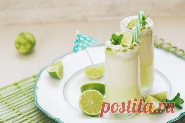 Бразильский лимонад Бразильский лимонад скорее надо называть лаймонадом - вместо лимонов в нем нет, а вместо них использованы лаймы и не только их сок, а все они целиком, вместе с кожурой! Но это еще не все странности - бразильский лимонад - это молочный лимонад. Напиток получается кремовым, нежным и...