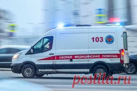 В Москве автомобиль влетел в остановку с людьми. В Марьино автомобиль «Нива» влетел в остановку, где находились люди. О происшествии в Москве сообщает Telegram-канал Shot. По его данным, пострадали четыре человека, двух из них госпитализировали. Авария произошла на Новочеркасском бульваре, ее обстоятельства выясняются. На место происшествия прибыли экстренные службы