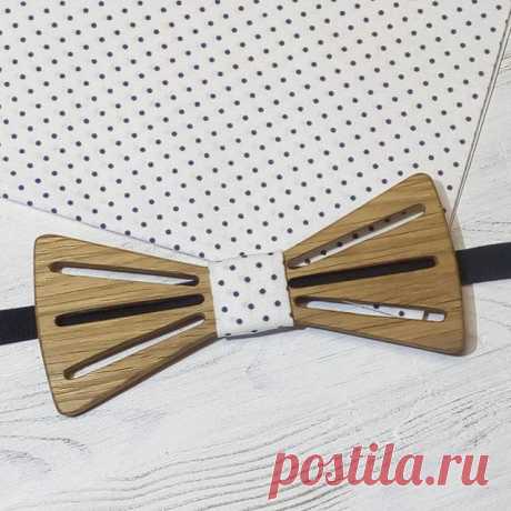 Комплект галстук-бабочка и платок.