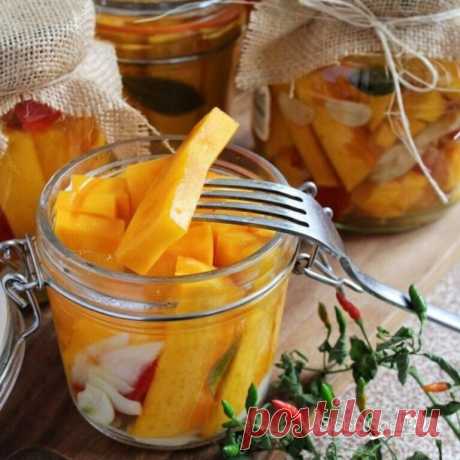 👉🏻Маринованная тыква

 Не ожидала, что маринованная тыква окажется таким вкусным блюдом.
Что надо для приготовления 1,5 л:
Мякоть тыквы – 650г
Лук репчатый – 1 луковица – 70г
Чеснок – 6 зубчиков
Перец красный острый – 1 шт.
Зелень петрушки и укропа - полпучка
Для маринада:
Вода – 0,5л
Уксус столовый 6% - 100мл
Сахар – 1 ст. ложка (с верхом)
Соль – 1 ст. ложка
Масло растительное – 75 мл
Гвоздика – 5 бутонов
Душистый перец – 4 горошины
Перец черный – 6 горошин
Лавровый лис...