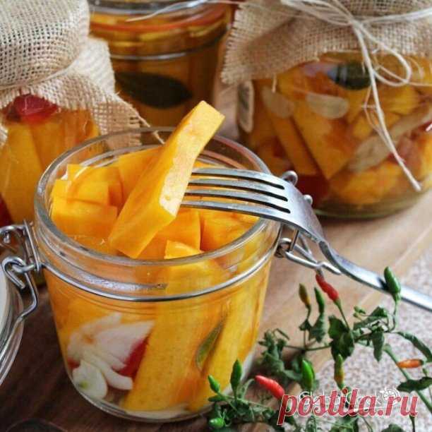 👉🏻Маринованная тыква

 Не ожидала, что маринованная тыква окажется таким вкусным блюдом.
Что надо для приготовления 1,5 л:
Мякоть тыквы – 650г
Лук репчатый – 1 луковица – 70г
Чеснок – 6 зубчиков
Перец красный острый – 1 шт.
Зелень петрушки и укропа - полпучка
Для маринада:
Вода – 0,5л
Уксус столовый 6% - 100мл
Сахар – 1 ст. ложка (с верхом)
Соль – 1 ст. ложка
Масло растительное – 75 мл
Гвоздика – 5 бутонов
Душистый перец – 4 горошины
Перец черный – 6 горошин
Лавровый лис...