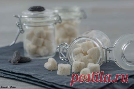 Tonkabohnen-Zuckerwürfel selber machen - Schnin's Kitchen Tonkabohnen-Zuckerwürfel - kleine Zuckerstücke in Herzform mit dem feinen Aroma der Tonkabohne ganz einfach selber machen. | www.schninskitchen.de