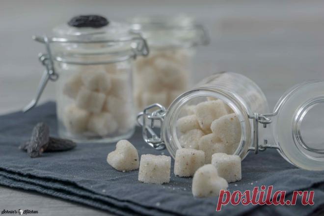 Tonkabohnen-Zuckerwürfel selber machen - Schnin's Kitchen Tonkabohnen-Zuckerwürfel - kleine Zuckerstücke in Herzform mit dem feinen Aroma der Tonkabohne ganz einfach selber machen. | www.schninskitchen.de