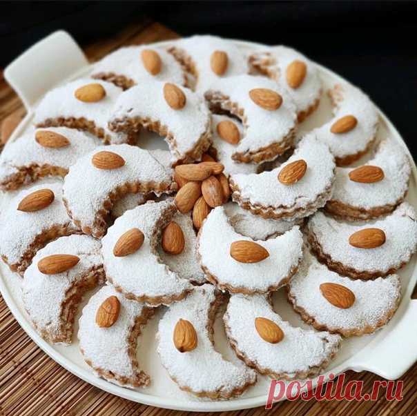 Печенье кавала, наполненное жареной мукой и миндалем! 

Ингредиенты
1 чашка измельченного миндаля
250 г сливочного масла или маргарина ( при комнатной температуре)
1 ½ стакана масла
1 яйцо
1 ½ стакана сахарной пудры
1 чайная ложка ванильного
половина пакета выпечки порошка
3-3-5 стакана муки
Украсить
сахарной пудры

Приготовление
Прежде всего, мы переходим миндаль через рондо, при желании можно также разрезать его ножом.
Начинаем обжаривать на сковороде молотый миндаль и в...