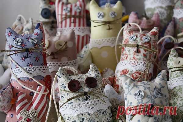 "Котики изФранции"-интерьерные игрушки ручной работы,на петельке,разные цветовые решения!