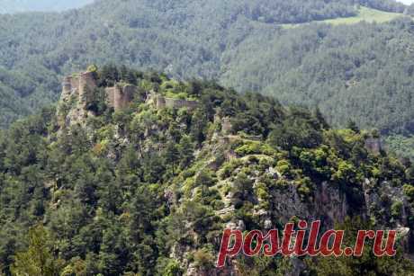 Սարվանդիքար բերդ

Սարվանդիքար, Սարվանդի Քար, Սարվանի Քար, Սարվան, Սարվանդավ, բերդ Կիլիկյան Հայաստանում, Ամանոսի լեռնանցքում, դժվարամատույց ժայռի գագաթին։

Ուներ բնական ամուր դիրք և հզոր կուրտինա-պարիսպներ։ 12-րդ դարում եղել է Ռուբինյանների իշխանապետության կարևոր ռազմակայան և բաժտուն (մաքսատուն) երկրի հարավարևելյան սահմանում։