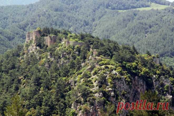 Սարվանդիքար բերդ

Սարվանդիքար, Սարվանդի Քար, Սարվանի Քար, Սարվան, Սարվանդավ, բերդ Կիլիկյան Հայաստանում, Ամանոսի լեռնանցքում, դժվարամատույց ժայռի գագաթին։

Ուներ բնական ամուր դիրք և հզոր կուրտինա-պարիսպներ։ 12-րդ դարում եղել է Ռուբինյանների իշխանապետության կարևոր ռազմակայան և բաժտուն (մաքսատուն) երկրի հարավարևելյան սահմանում։