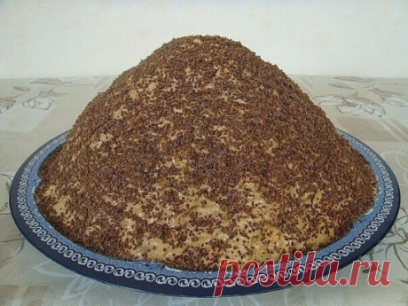 Муравейник

Ингредиенты:
1 пачка маргарина или масла,
1 стакан сахара,
1 яйцо,
1 стакан сметаны,
4 ст.муки.

Приготовление:
1. Замесить тесто, как на пельмени. 
2. Положить в морозилку, затем перекрутить через мясорубку. 
3. Полученные брусочки выпечь в духовке, после как остынут поломать, залить кремом, придав форму муравейника.
4. Крем - 1 банка сгущёнки вареной и
сливочного масла,у меня вместо масла сметана 250 г.
5. Посыпала тёртым шоколадом.