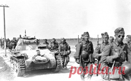 Предательство 1941: приказ не оборонять госграницу Начало войны даже спустя почти 80 лет остается загадочным периодом в истории нашей страны. Новому поколению сложно разглядеть истину среди нагромождения многочисленных либеральных мифов и западных попыток переписать историю. Поэтому мы повторим в собирательном виде рассказы военных историков про