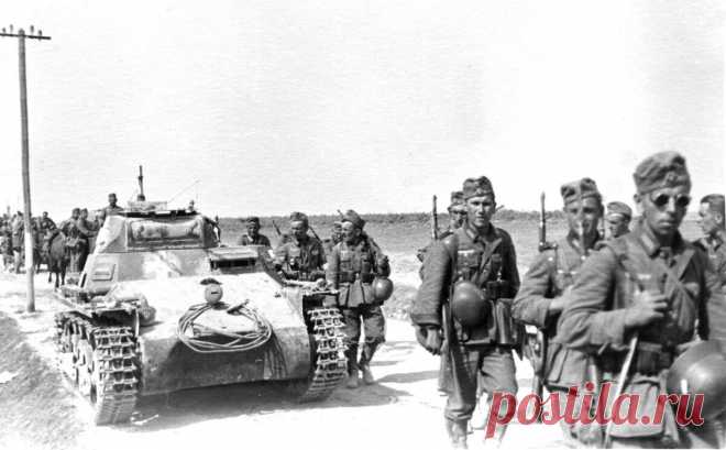 Предательство 1941: приказ не оборонять госграницу Начало войны даже спустя почти 80 лет остается загадочным периодом в истории нашей страны. Новому поколению сложно разглядеть истину среди нагромождения многочисленных либеральных мифов и западных попыток переписать историю. Поэтому мы повторим в собирательном виде рассказы военных историков про