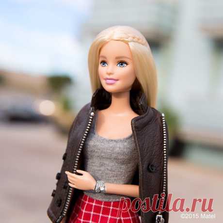 Публикация Barbie® в Instagram • Янв 12 2015 в 11:33 UTC 33.8 тыс. отметок «Нравится», 285 комментариев — Barbie® (@barbiestyle) в Instagram: «Last night was all glitz and glam, now back to my favorite t-shirt and leather jacket. 💯 #barbie…»