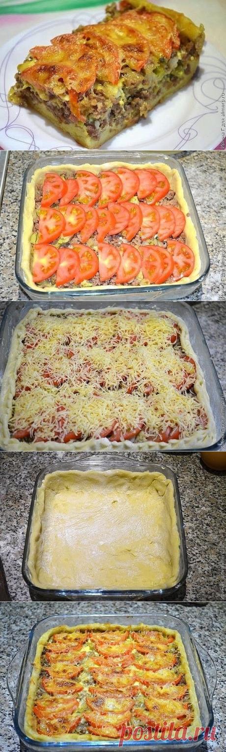 Открытый мясной пирог из картофельного теста.