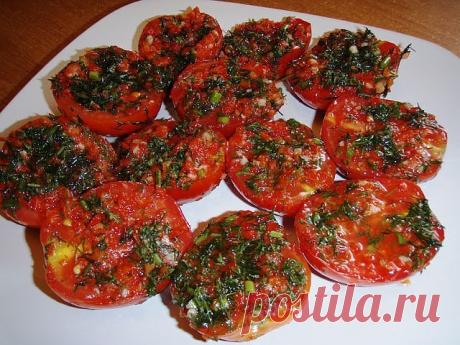 Быстрые помидоры по-корейски

Отличная закуска, которая радует любой праздничный стол - помидоры по корейски. Делается быстро и легко. Вкусно!

Ингредиенты:

-2 кг помидор порезать крупно (пополам)
-4 шт. болгарских перца
-2 головки чеснока
-зелень

Заправка:

-100 гр. уксуса
-100 гр. растит. масла
-100 гр. сахара
-2 ст. л. соли.

Приготовление:

Перец, чеснок (слова автора: я добавляла 2 шт. горького перца) перекрутить на мясорубке . Перемешать. Зелень порезать.
Укладыват...
