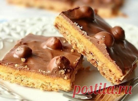 Самое вкусное печенье

Ингредиенты:

1 стакан пшеничной муки
120 г нарезанного кубиками холодного масла
4 столовые ложки коричневого сахара

Крем тоффи:

50 г сливочного масла
4 столовые ложки коричневого сахара
400 г сгущенного молока с сахаром (можно использовать готовую массу)

Кроме того:

150 г молочного шоколада
30 г орехов