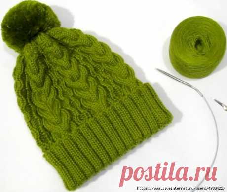 Женская теплая шапка с отворотом спицами.