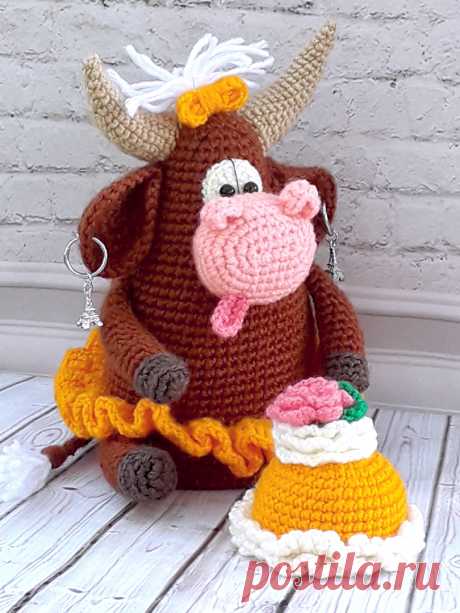 PDF Коровка &quot;Сластёна&quot; крючком. FREE crochet pattern; Аmigurumi animal patterns. Амигуруми схемы и описания на русском. Вязаные игрушки и поделки своими руками #amimore - корова, маленькая коровка, телёнок, бык, бычок.
