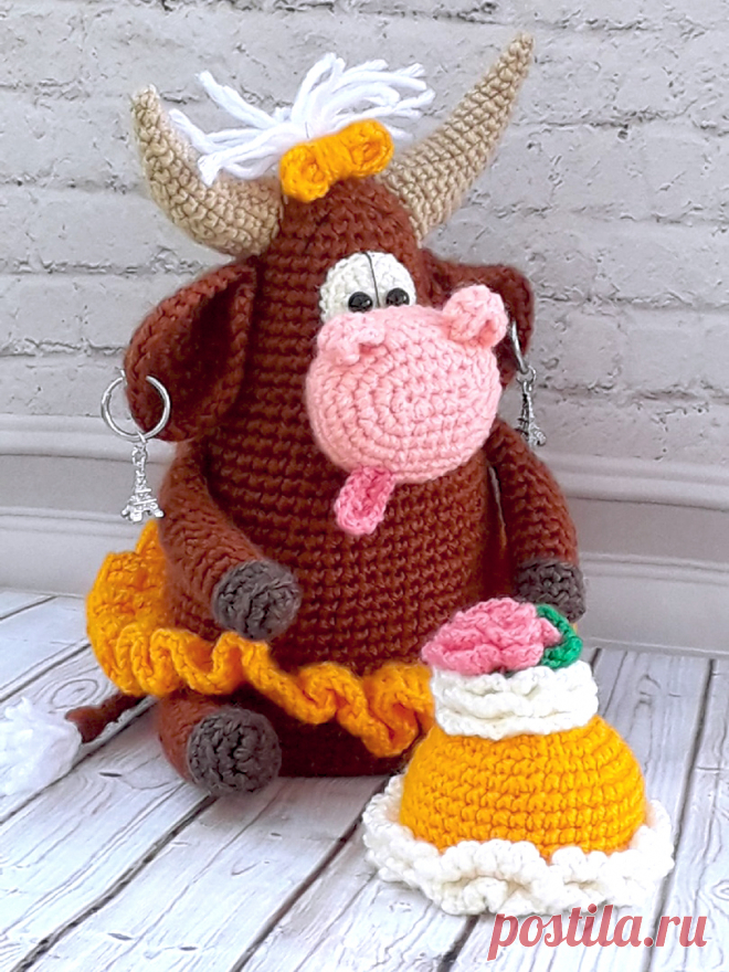 PDF Коровка "Сластёна" крючком. FREE crochet pattern; Аmigurumi animal patterns. Амигуруми схемы и описания на русском. Вязаные игрушки и поделки своими руками #amimore - корова, маленькая коровка, телёнок, бык, бычок.